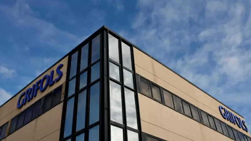 El logo de la empresa farmacéutica Grifols en su edificio de oficinas y logística en Coslada, cerca de Madrid. REUTERS/Susana Vera