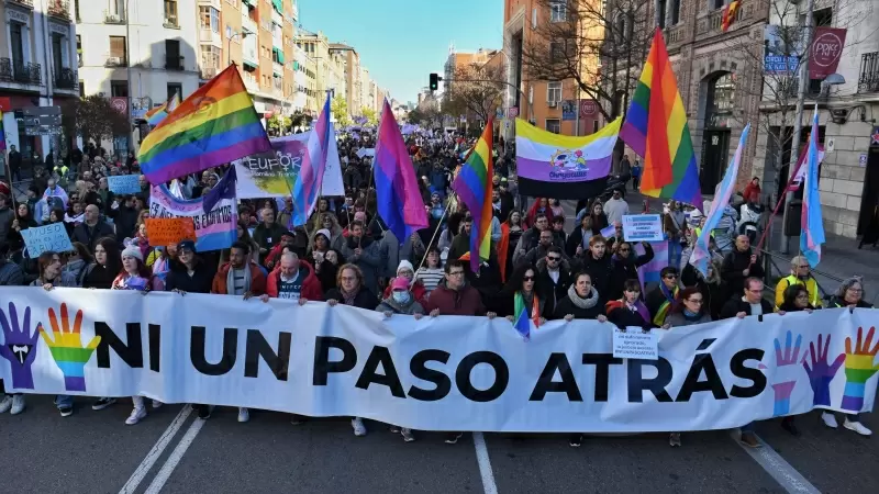 Decenas de personas durante una manifestación en defensa de la ley LGTBI y la ley Trans de la Comunidad de Madrid, a 17/12/2023