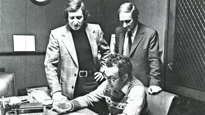 José Afonso, durante la firma de su contrato con Orfeu, junto a Arnaldo Trindade (izquierda).