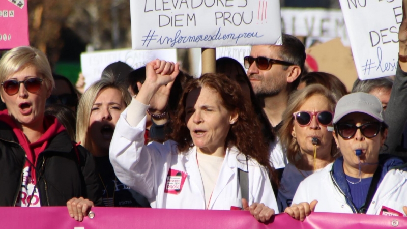 Un miler d'infermeres protesten al centre de Barcelona.