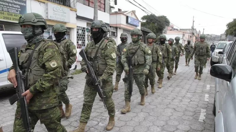 Varios militares ecuatorianos patrullan la ciudad de Quito, en Ecuador, a 9/1/2024