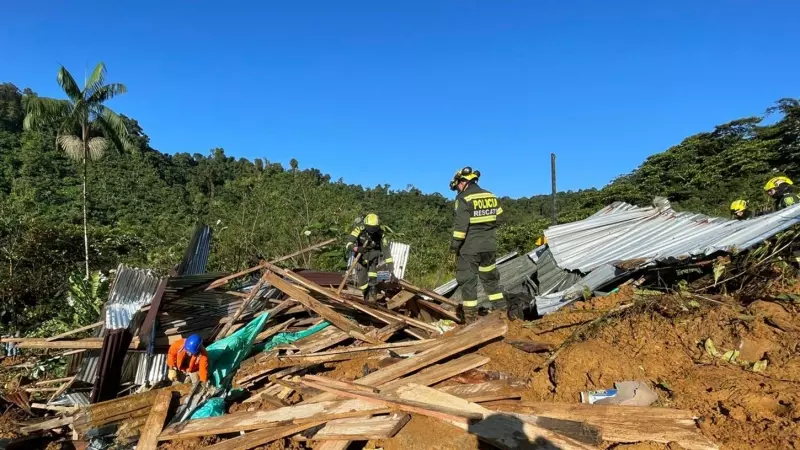 Varios rescatistas y policías trabajan en la recuperación de cuerpos tras el derrumbe en una carretera del departamento del Chocó, Colombia, a 13/1/2023