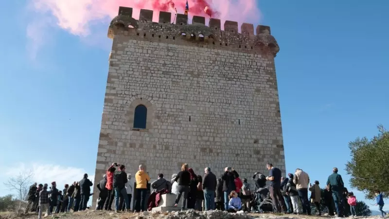 13/01/2024 - Desenes de persones observant l'encesa de la Torre de la Carrova d'Amposta.