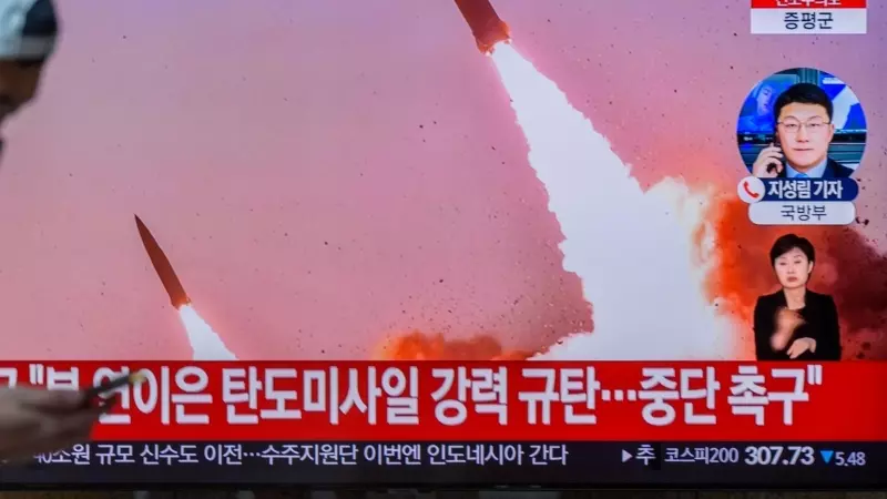 Televisión mostrando las fotografías reveladas por Corea del Norte del lanzamiento de misiles balísticos de largo alcance hacia el mar de Japón