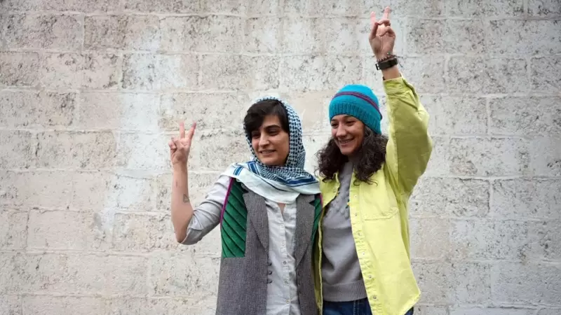 Las periodistas iraníes Niloufar Hamedi y Elaheh Mohammadi después de ser liberadas de prisión en Teherán, a 14 de enero de 2024