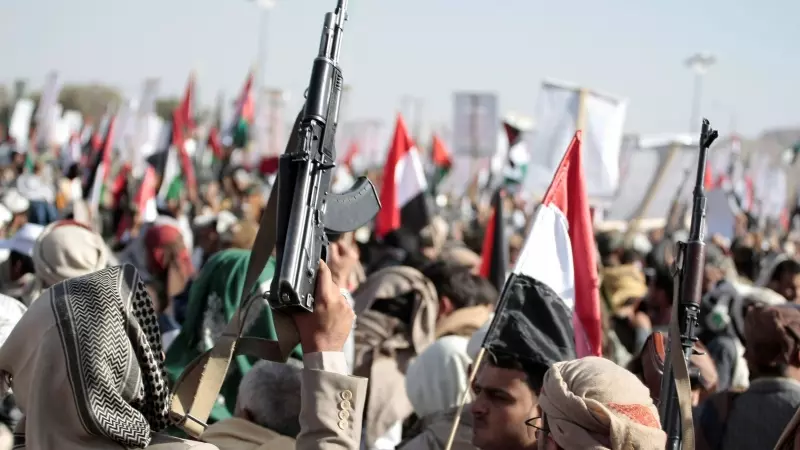 Varias personas sostienen armas y ondean banderas palestinas durante una protesta tras los ataques aéreos de Estados Unidos y el Reino Unido contra instalaciones militares hutíes, en Yemen, a 12/1/2024