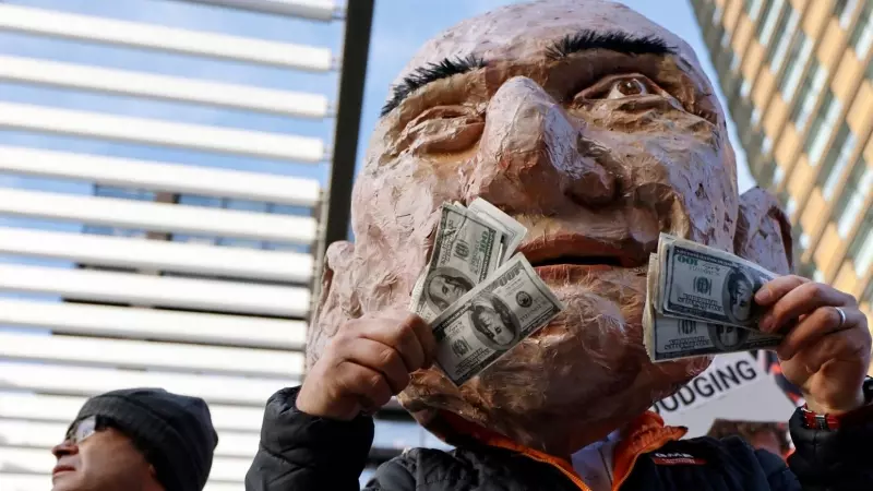 Una máscara que representa a Jeff Bezos, en una protesta frente a la sede de Amazon en el centro de Londres, a 26 de noviembre de 2021.