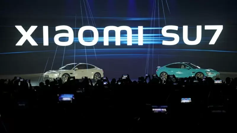 La compañía china Xiaomi presenta su primer vehículo eléctrico, el SU7, en un evento en Pekín.