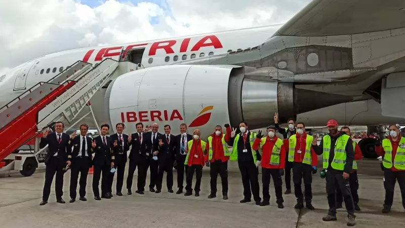 Flota de Iberia y personal de aeropuerto que continúa trabajando en plena crisis del coronavirus. Imagen de archivo, el 17 de abril de 2020