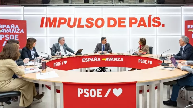 El presidente del Gobierno, Pedro Sánchez, junto con el Comité Organizador de la Convención Política que el PSOE celebra este fin de semana en A Coruña.