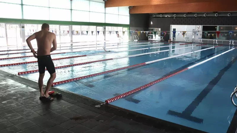Un nedador es prepara per posar-se a l’aigua de la piscina coberta de Santa Coloma de Farners