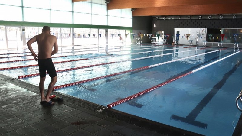 Un nedador es prepara per posar-se a l’aigua de la piscina coberta de Santa Coloma de Farners