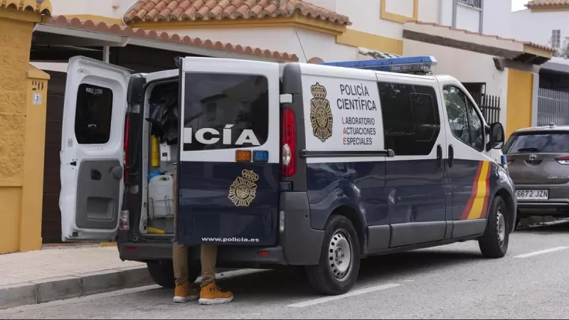 Un furgón de la Policía Científica, en Torre del Mar (Vélez Málaga).