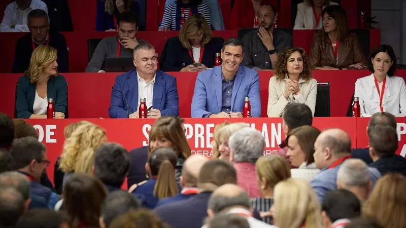 El secretario general del PSOE y presidente del Gobierno en funciones, Pedro Sánchez (c), preside la reunión del Comité Federal, en la sede del PSOE, a 28 de octubre de 2023