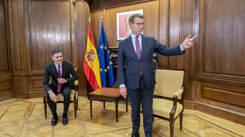 El presidente del Gobierno, Pedro Sánchez, y el líder del PP, Alberto Núñez Feijóo, durante una reunión, en el Congreso de los Diputados, a 22 de diciembre de 2023, en Madrid