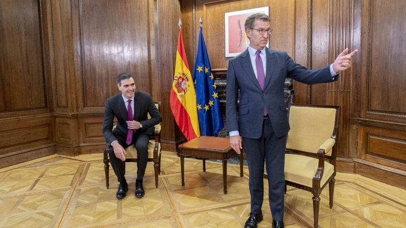 El presidente del Gobierno, Pedro Sánchez, y el líder del PP, Alberto Núñez Feijóo, durante una reunión, en el Congreso de los Diputados, a 22 de diciembre de 2023, en Madrid