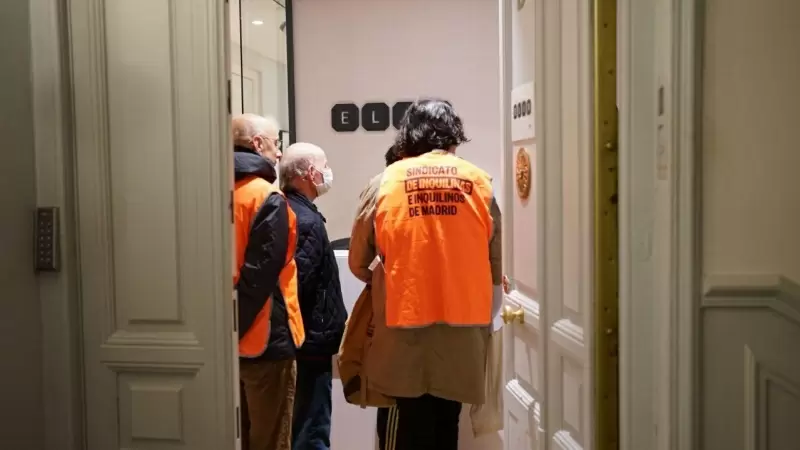 Vecinos amenazados de desahucio por la socimi Elix Rental Housing protesta en la sede de la compañía en Madrid, a 15 de febrero de 2024.