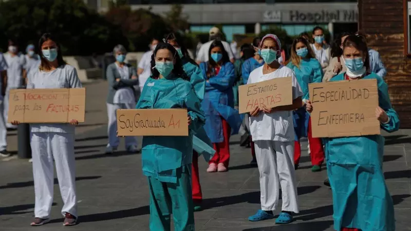 Un grupo de enfermeras se manifiesta en el exterior del hospital La Paz en Madrid.