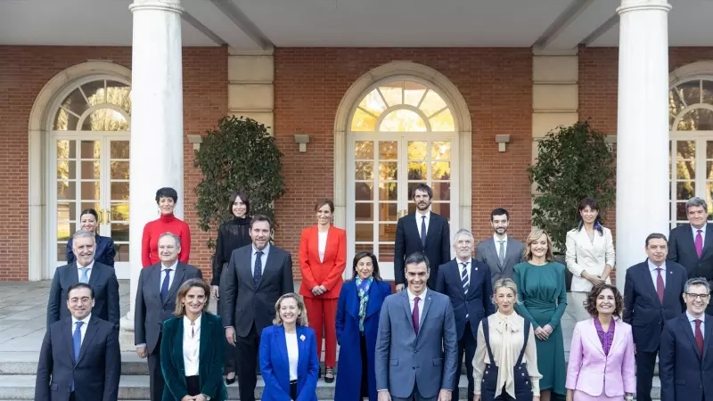 Sánchez junto a los nuevos ministros y ministras del Gobierno de coalición PSOE-Sumar, en el Palacio de la Moncloa, a 22 de noviembre de 2023, en Madrid