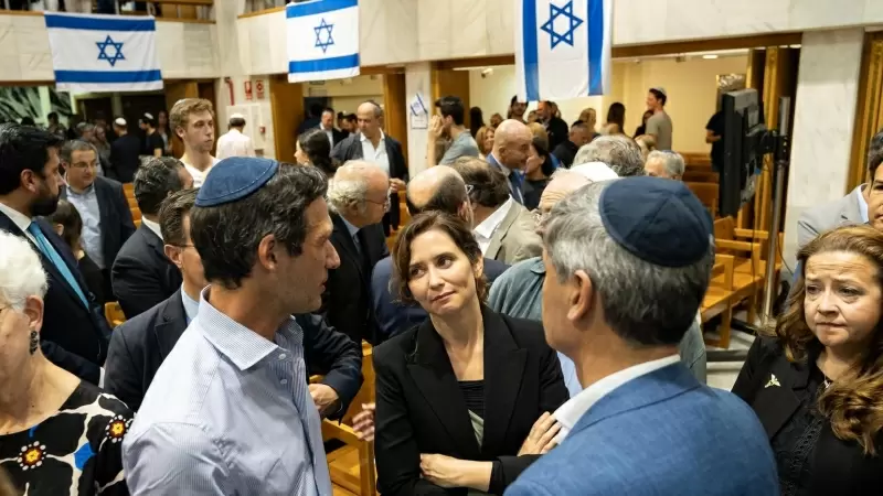 La presidenta de la Comunidad de Madrid, Isabel Díaz Ayuso (c), asiste al solemne acto celebrado en memoria de las víctimas de los ataques terroristas sufridos por Israel, en la Sinagoga Beth Yaacov, a 10 de octubre de 2023, en Madrid.