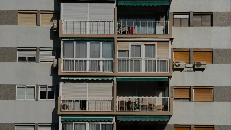 La fachada de un edificio de viviendas vista desde el mirador del Poble Sec, a 17 de mayo de 2023, en Barcelona, Catalunya.