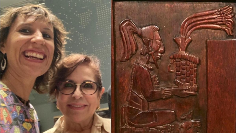 Iria Presa y Laura Blum, mánager de Armando Manzanero. A la derecha, prototipo de la puerta maya, de Beto Mella.
