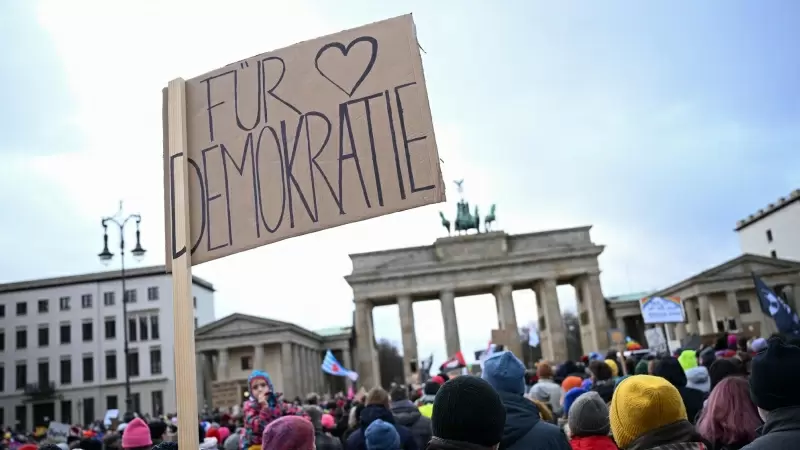 17/1/24 - Una persona sostiene un cartel que dice 'Por la democracia' en una manifestación del pasado domingo para protestar contra el partido Alternativa para Alemania (AfD).