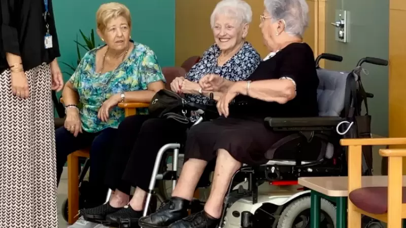 Tres dones grans en una residència, en una foto d'arxiu.