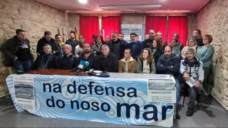 18/1/24 Miembros de las asocicaciones y colectivos convocantes de la manifestación, este viernes en Carril (Pontevedra).