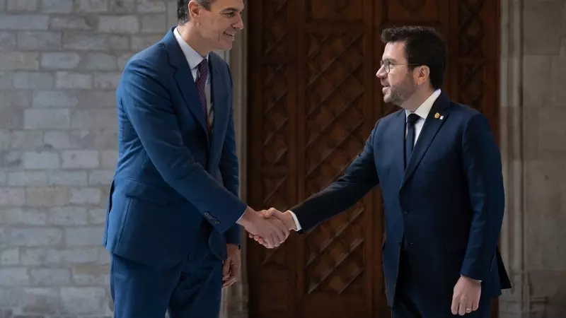 El presidente del Gobierno, Pedro Sánchez (i), y el president de la Generalitat de Catalunya, Pere Aragonès (d), se reúnen en el Palau de la Generalitat, a 21 de diciembre de 2023, en Barcelona