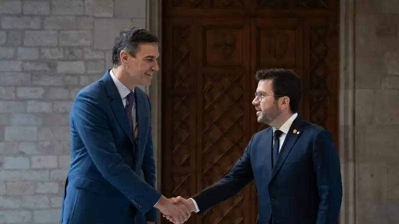 El presidente del Gobierno, Pedro Sánchez (i), y el president de la Generalitat de Catalunya, Pere Aragonès (d), se reúnen en el Palau de la Generalitat, a 21 de diciembre de 2023, en Barcelona