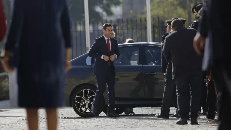 Juan Manuel Moreno Bonilla llega al Parlamento de Andalucía el día de su toma de posesión.