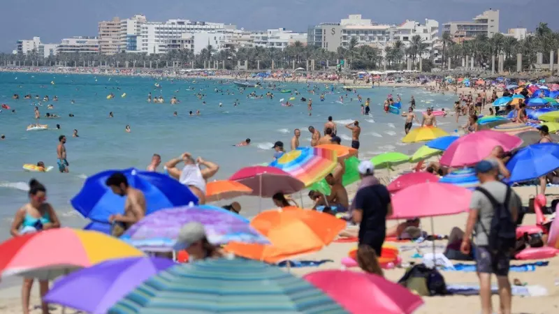 Los bañistas se agolpan en la playa de Cala Major, en Mallorca, a 23 de agosto de 2023.