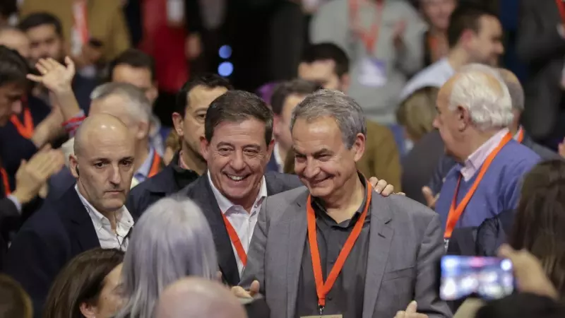 El expresidente del Gobierno José Luis Rodríguez Zapatero, acompañado por el candidato socialista a la Xunta, José Ramón Gómez, a su llegada a la Convención Política de A Coruña.