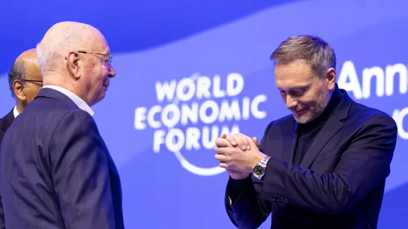 Christian Lindner, Ministro de Finanzas alemán, y Klaus Schwab, fundador del Foro Económico Mundial, durante el último foro, en Davos, Suiza, a 19/1/2024