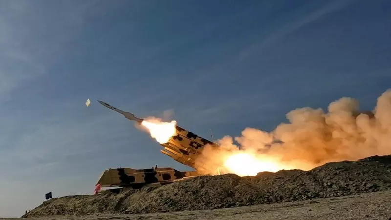 Se lanza un misil durante un ejercicio militar en un lugar no revelado en el sur de Irán, en esta imagen obtenida el 19 de enero de 2024.