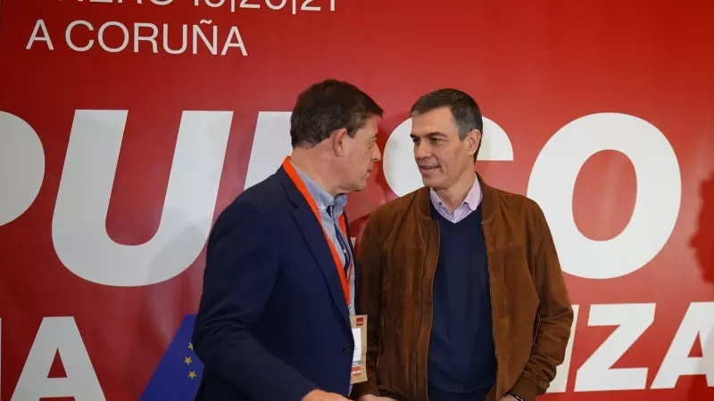 El presidente del Gobierno, Pedro Sánchez (d), y el candidato del PSdeG a presidir la Xunta de Galicia, José Ramón Gómez Besteiro (i), durante la convención política del PSOE