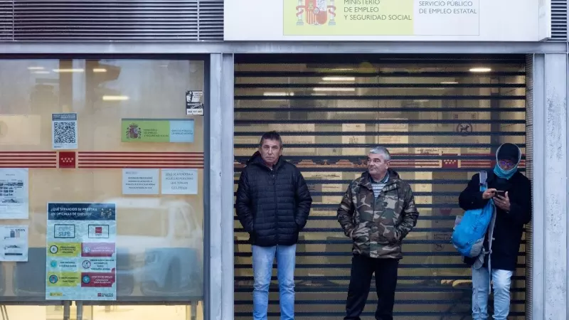 Varias personas esperan para entrar en una oficina del SEPE de Móstoles, a 3 de enero de 2024, en Móstoles, Madrid.