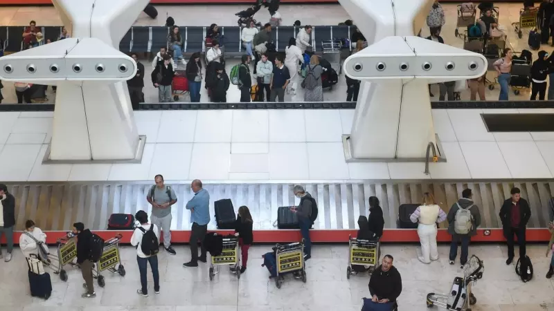 Pasajeros recogen sus maletas en el aeropuerto Adolfo Suárez Madrid-Barajas, a 8 de enero de 2024.