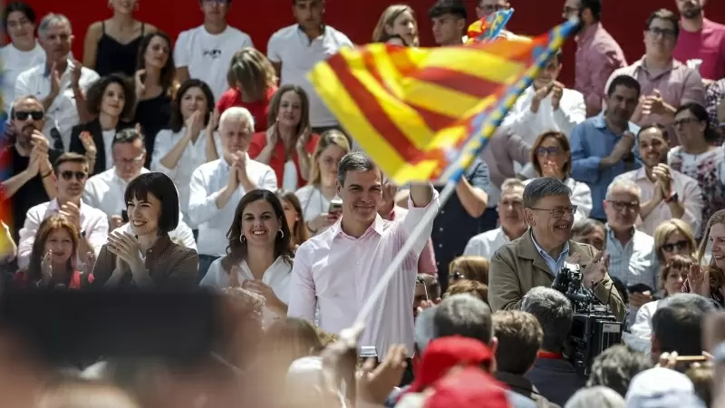 La ministra Diana Morant, junto al secretario general del PSOE y presidente del Gobierno, Pedro Sánchez, y otros dirigentes del PSPV en un acto celebrado en mayo del pasado año en València.
