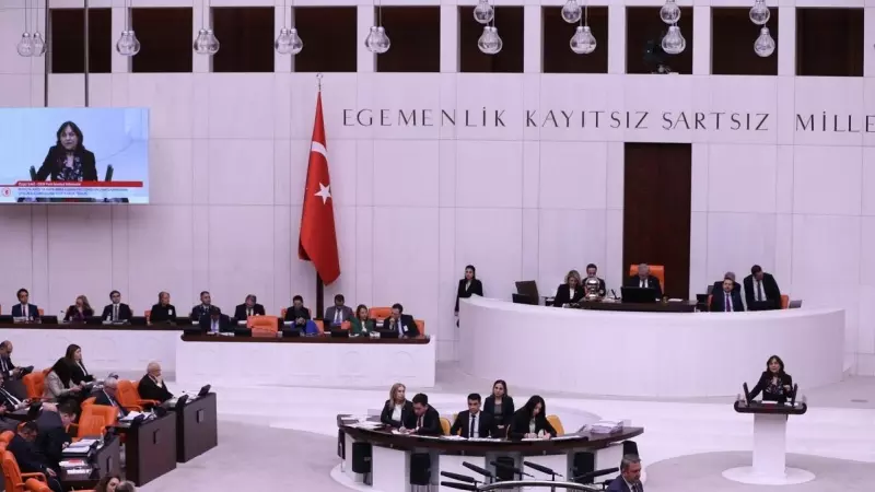 Miembros del parlamento turco asisten a una sesión antes de votar un proyecto de ley sobre la adhesión de Suecia a la OTAN.