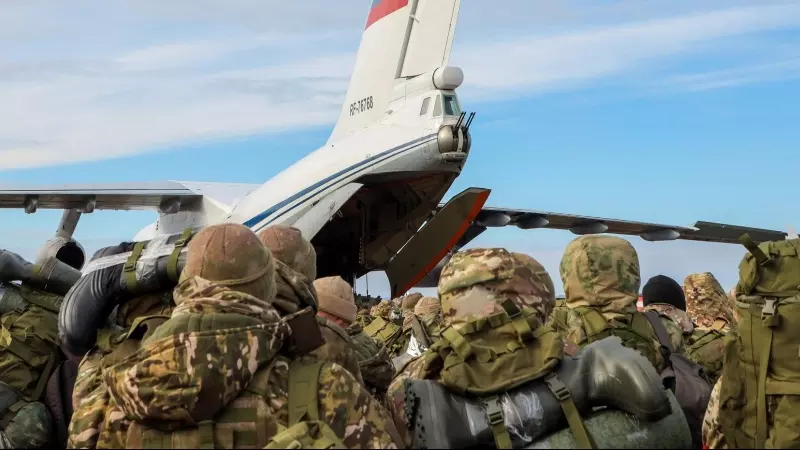 Militares rusos se dirigen a un avión de su Ejército en Grozni, a 17 de enero de 2024.