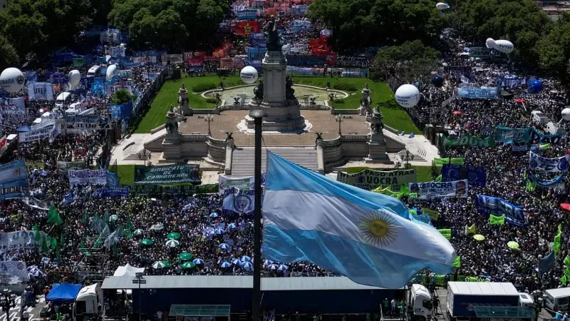 Vista aérea de la manifestación frente al Congreso argentino, el 24 de enero de 2024.