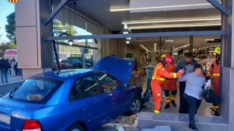 24/1/24 - Un coche se empotra contra un supermercado de Burjassot.