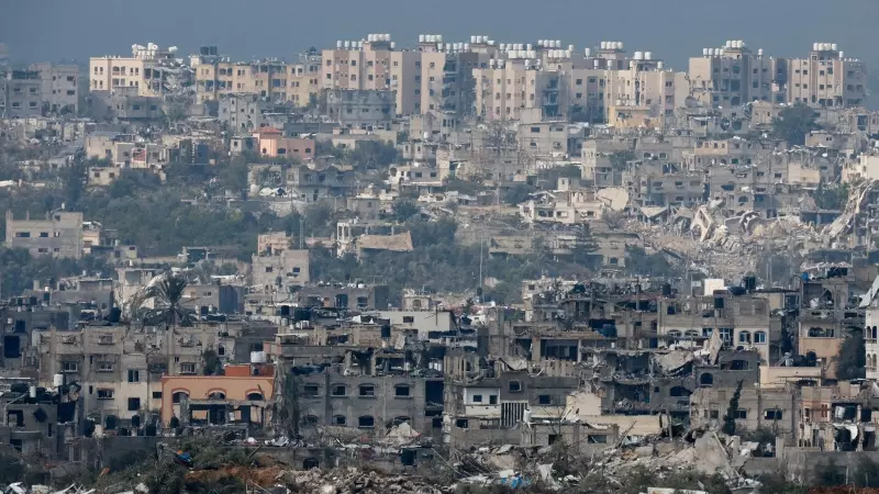24/1/24 - Casas dañadas yacen en ruinas en Gaza, consecuencia de los bombardeos israelíes, visto desde Israel, el 24 de enero de 2024.