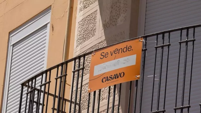 Cartel de 'Se Vende' en un balcón de una vivienda, a 17 de mayo de 2023, en Barcelona, Catalunya.