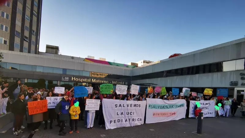 Sanitarios y vecinos protestan por el cierre de facto de la UCI Pediátrica del Hospital Universitario La Paz, en Madrid