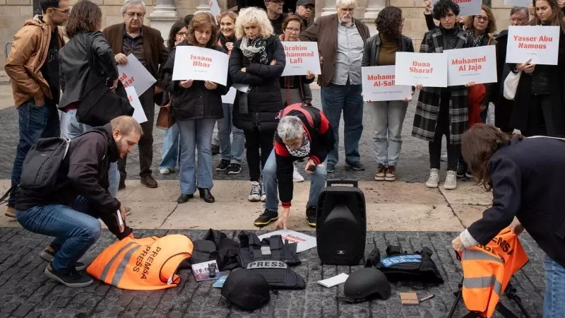 25 enero 2024. Los periodistas dejan chalecos de prensa en el suelo durante una concentración por la muerte de periodistas en la guerra de Israel y Palestina, en la plaza Sant Jaume, a 9 de noviembre de 2023, en Barcelona, Catalunya (España)