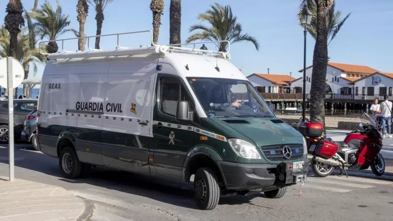 Una furgoneta de la Guardia Civil llega al puerto de Los Alcázares, a 25 de enero de 2024.