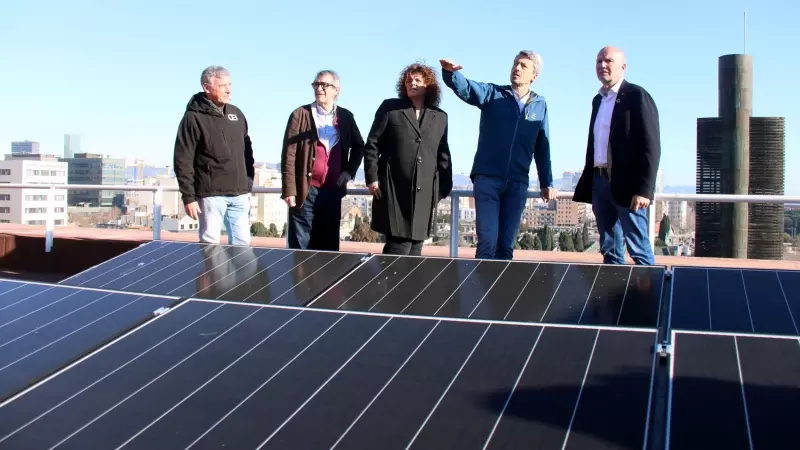 El conseller d'Acció Climàtica, David Mascort, conversa amb veïns al terrat on han fet una instal·lació fotovoltaica d'autoconsum